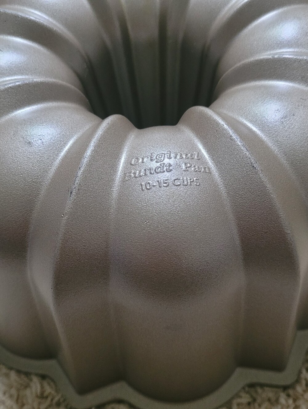 Nordic Ware 10-15 cups Bundt Cake Pan - Picture 10 of 11